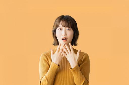 驚く女性(オレンジ背景) 驚く女性(オレンジ背景) 女性,驚く,ビジネスの写真素材