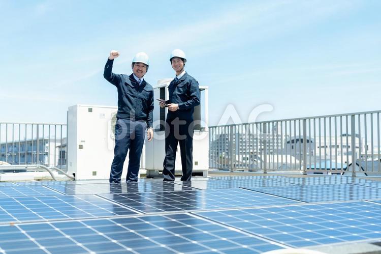 現場で打ち合わせする作業服のビジネスマン 現場で打ち合わせする作業服のビジネスマン 作業服,打ち合わせ,ヘルメットの写真素材