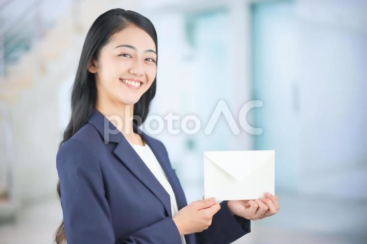 封筒を持っているビジネスウーマン 女性,ビジネスウーマン,会社員の写真素材