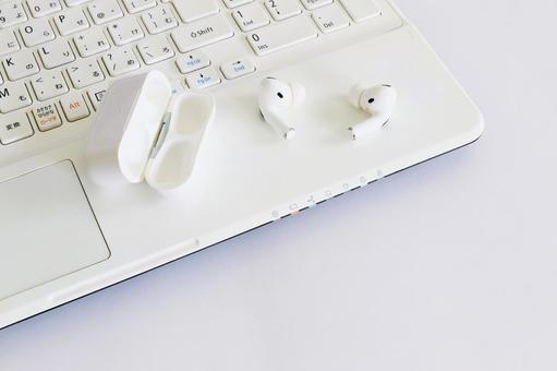 ブルートゥース接続　パソコンとイヤフォン bluetooth,ペアリング,ビジネスの写真素材