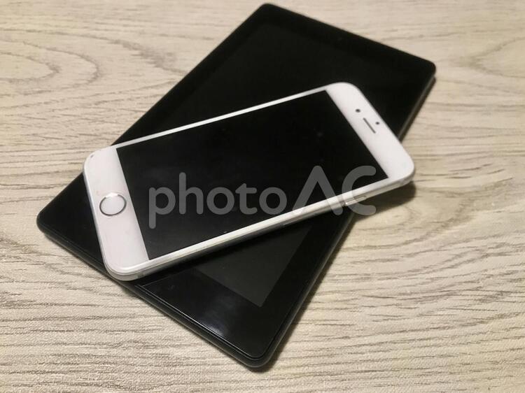 テーブルに置かれたスマートフォンとタブレット スマホ,スマートフォン,タブレットの写真素材