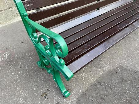 公園のベンチ 公園のベンチの写真