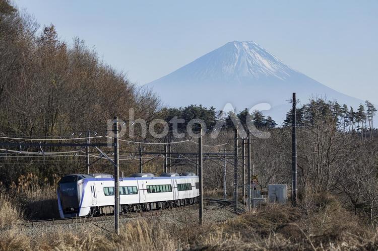 冠雪した富士山と中央本線 富士山,中央本線,山梨の写真素材