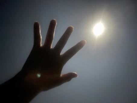 月に触れる 月に触れる 空,まぶしい,月の写真素材