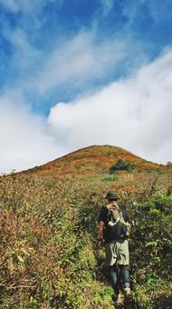紅葉の登山道を歩く登山者 紅葉の登山道を歩く登山者 登山,縦走,登山者の写真素材