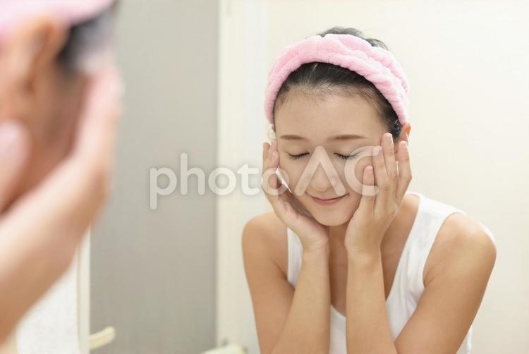 フェイスケアをする女性 スキンケア,女性,女の写真素材