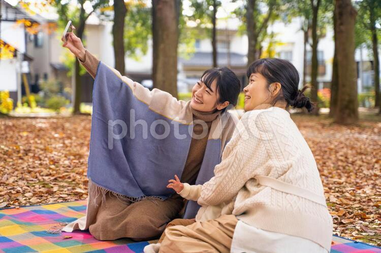 公園でママ友と自撮りする女性 ママ友,赤ちゃん,主婦の写真素材