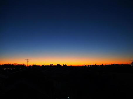 日の出前 朝焼け,夕焼け,夜明けの写真素材