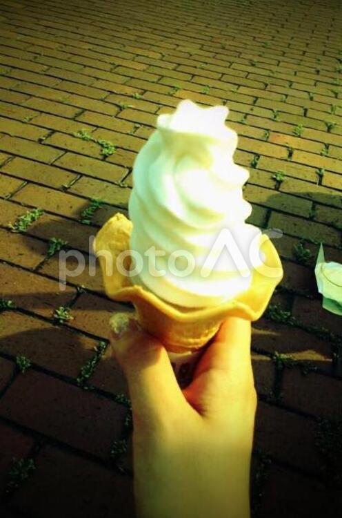 ソフトクリームいただきます ソフトクリーム,アイス,夏の写真素材
