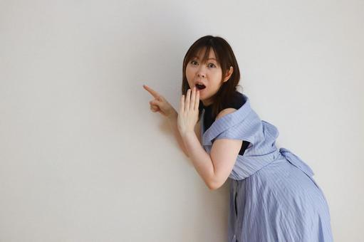 指さしする女性 指さしする女性 驚き,指さす,説明するの写真素材
