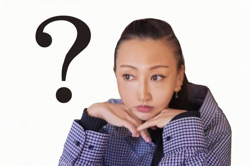 疑問を抱く女性 女性,疑問,ハテナの写真素材