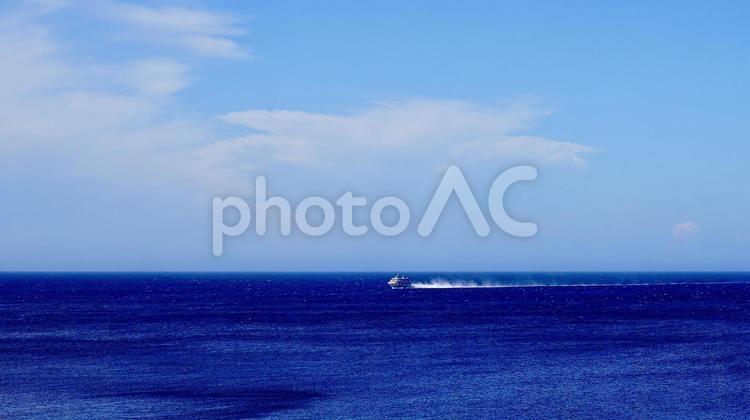 伊豆大島の埠頭から見える高速ジェット船 高速ジェット船,船,ジェット船の写真素材