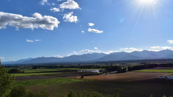 十勝平野と雄大な山脈 北海道清水町 十勝平野と雄大な山脈 北海道清水町 十勝,十勝平野,日高山脈の写真素材