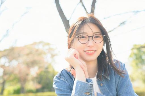 カメラ目線で微笑むメガネの女性 カメラ目線で微笑むメガネの女性 人物,女性,笑顔の写真素材