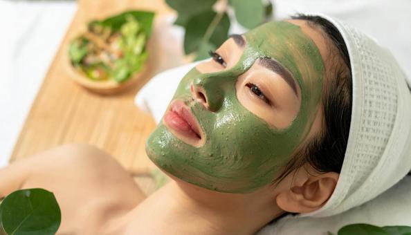 顔にハーブピーリング施術を受ける女性の写真