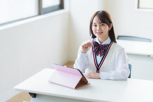 タブレットで学習する女子高校生 タブレットで学習する女子高校生 高校生,笑顔,学生の写真素材