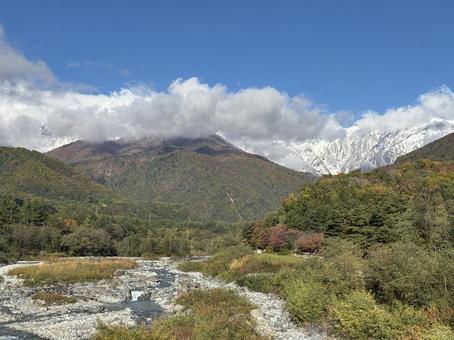 三段紅葉　冠雪の北アルプス 三段紅葉,冠雪,北アルプスの写真素材