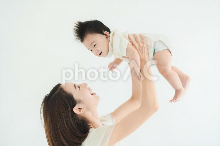 赤ちゃんを抱きかかえるお母さん  赤ちゃん,親子,生命の写真素材