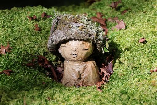 緑の苔の上の帽子をかぶったお地蔵様 緑,苔,上の写真素材