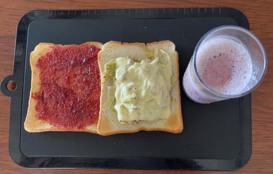 レタスマヨにチーズのトーストパン等の朝食 レタスマヨにチーズのトーストパン等の朝食 昼食,レタスマヨ,スライスチーズの写真素材