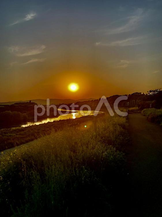 夕暮れの河川敷 夕暮れ,夕日,川辺の写真素材
