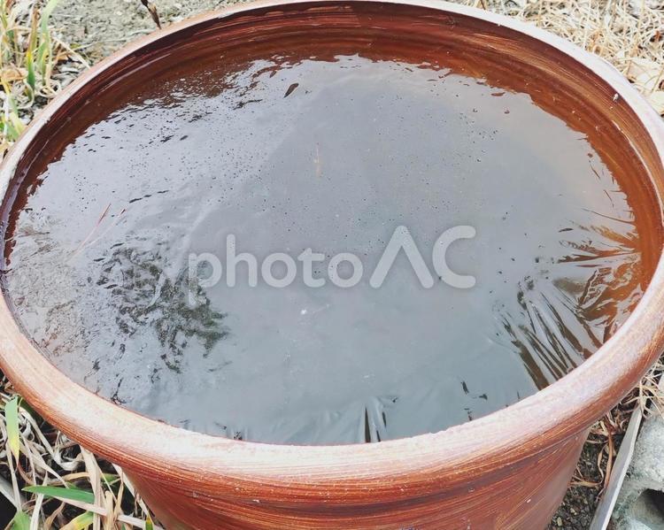 真冬の庭の水がめと氷 氷,表面,水の写真素材
