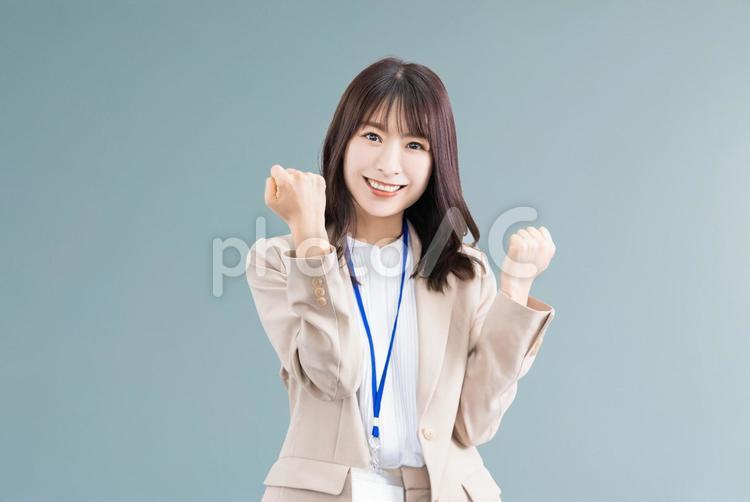 ガッツポーズをする笑顔のビジネスウーマン 女性,ビジネス,人物の写真素材