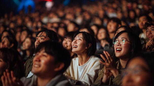 楽しそうに盛り上がる人々の群れ 楽しそうに盛り上がる人々の群れの写真