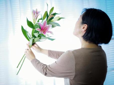 36:ゆりの花を静かに見つめる女性 36:ゆりの花を静かに見つめる女性 花,ゆり,丁寧な暮らしの写真素材