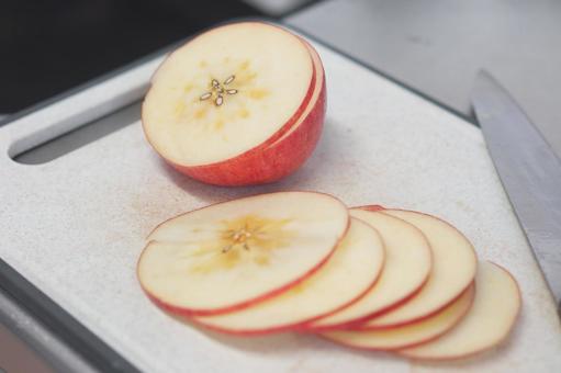 まな板の上のスターカットしたリンゴ スターカット,りんご,輪切りの写真素材
