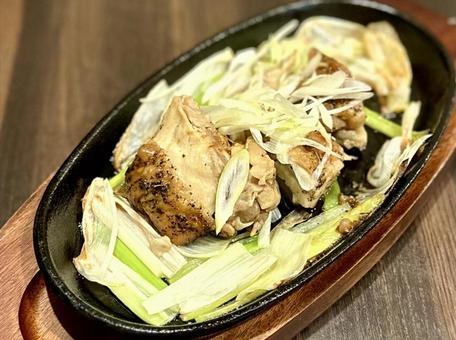 若鶏と長ネギ鮪酒盗鉄板焼き 若鶏と長ネギ鮪酒盗鉄板焼きの写真
