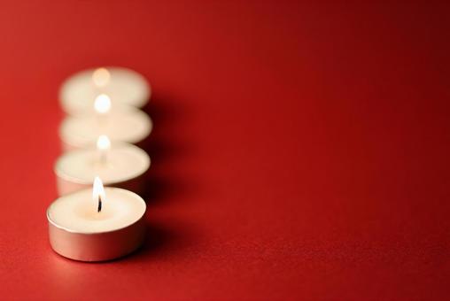 キャンドルと赤背景 キャンドルと赤背景の写真