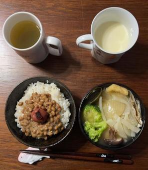 あきたこまちご飯に納豆としそ梅などの朝食 朝食,あきたこまち,ご飯の写真素材