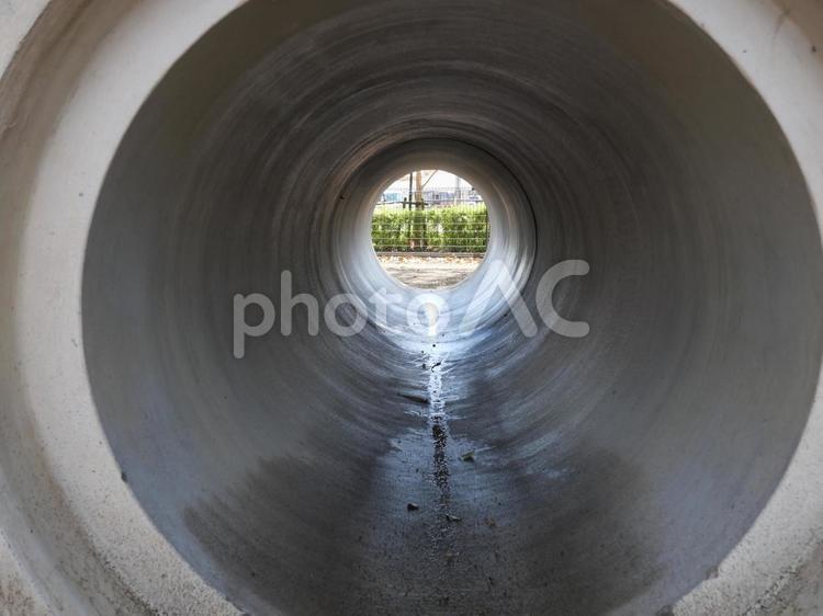 公園の土管から見た景色 土管,風景,ユニークの写真素材