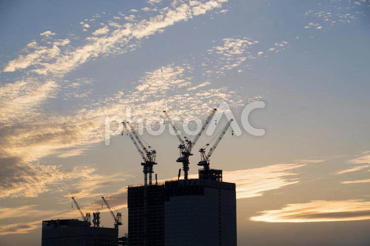 夕方の建設現場 クレーン,建設,建設中の写真素材