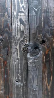 炭焼きされた板材　縦目の写真