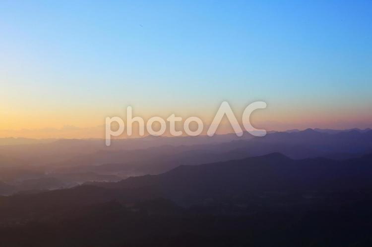 朝の山並 山並み,暁,朝焼けの写真素材