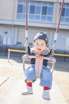 ブランコで遊ぶ男の子 ブランコ,外,公園の写真素材
