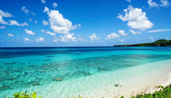 青空が広がる沖縄の海のイメージ 青空が広がる沖縄の海のイメージの写真