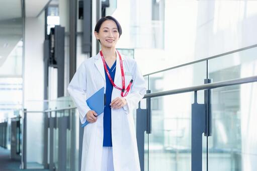 病院で働く女性の医者 病院,医者,医療の写真素材