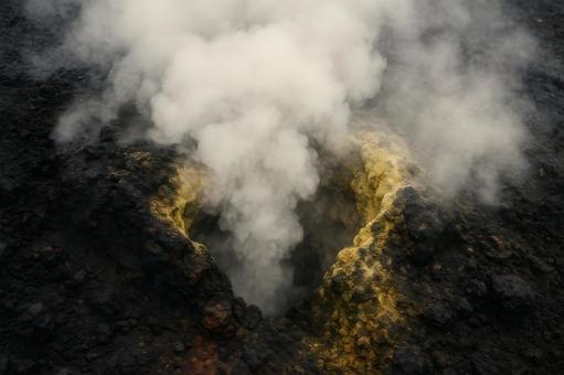 硫黄色の噴気孔 硫黄色の噴気孔の写真
