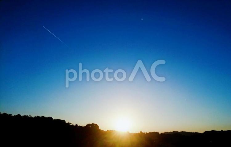快晴の夕暮れ時 太陽,空,日暮れの写真素材