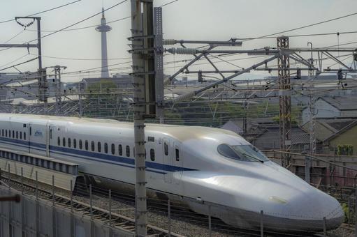 新幹線 京都タワー 新幹線 京都タワーの写真