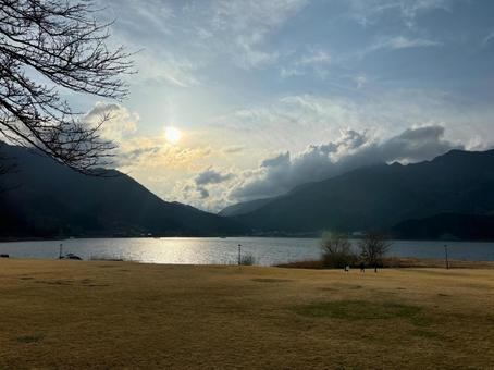 夕暮れの河口湖 夕暮れの河口湖 河口湖,夕暮れ,湖の写真素材