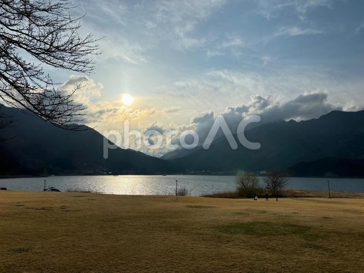 夕暮れの河口湖 河口湖,夕暮れ,湖の写真素材