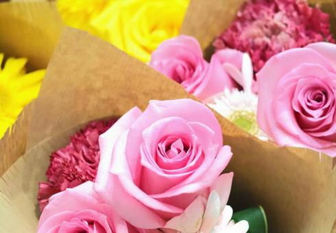 ピンクのバラと黄色の花かわいい花束ギフト ピンクのバラと黄色の花かわいい花束ギフト ローズ,薔薇,ピンクのバラの写真素材