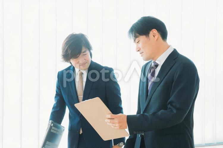 ビジネスマン・同僚・仕事仲間（話す） 男性,ビジネス,ビジネスマンの写真素材