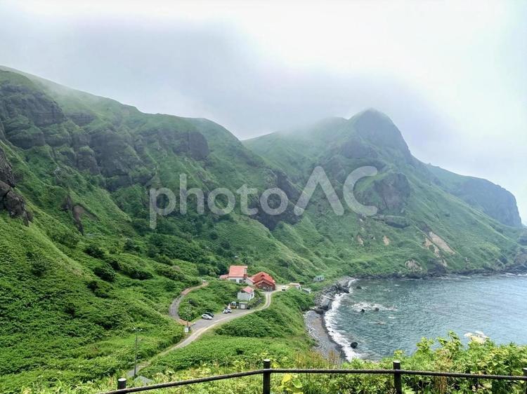 岬の上から見下ろす海岸 海岸,山々,海の写真素材
