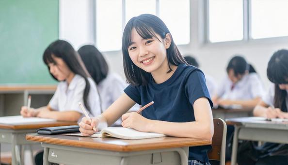 塾で勉強する笑顔の日本人の女の子 塾で勉強する笑顔の日本人の女の子の写真