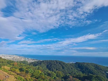 湘南平から眺める湘南の街並みと海の写真
